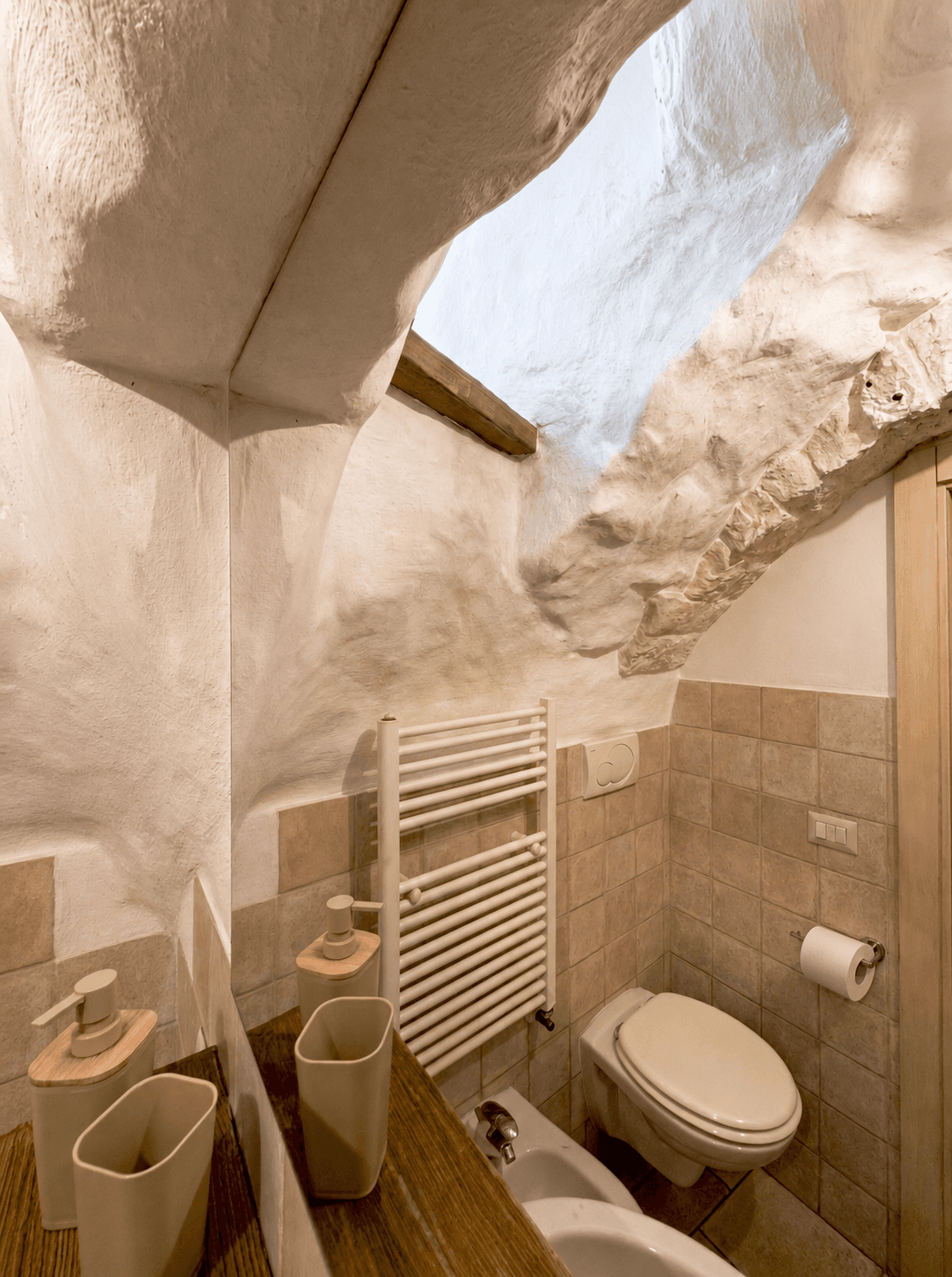 Zona bagno con sanitari e termoarredo bianco